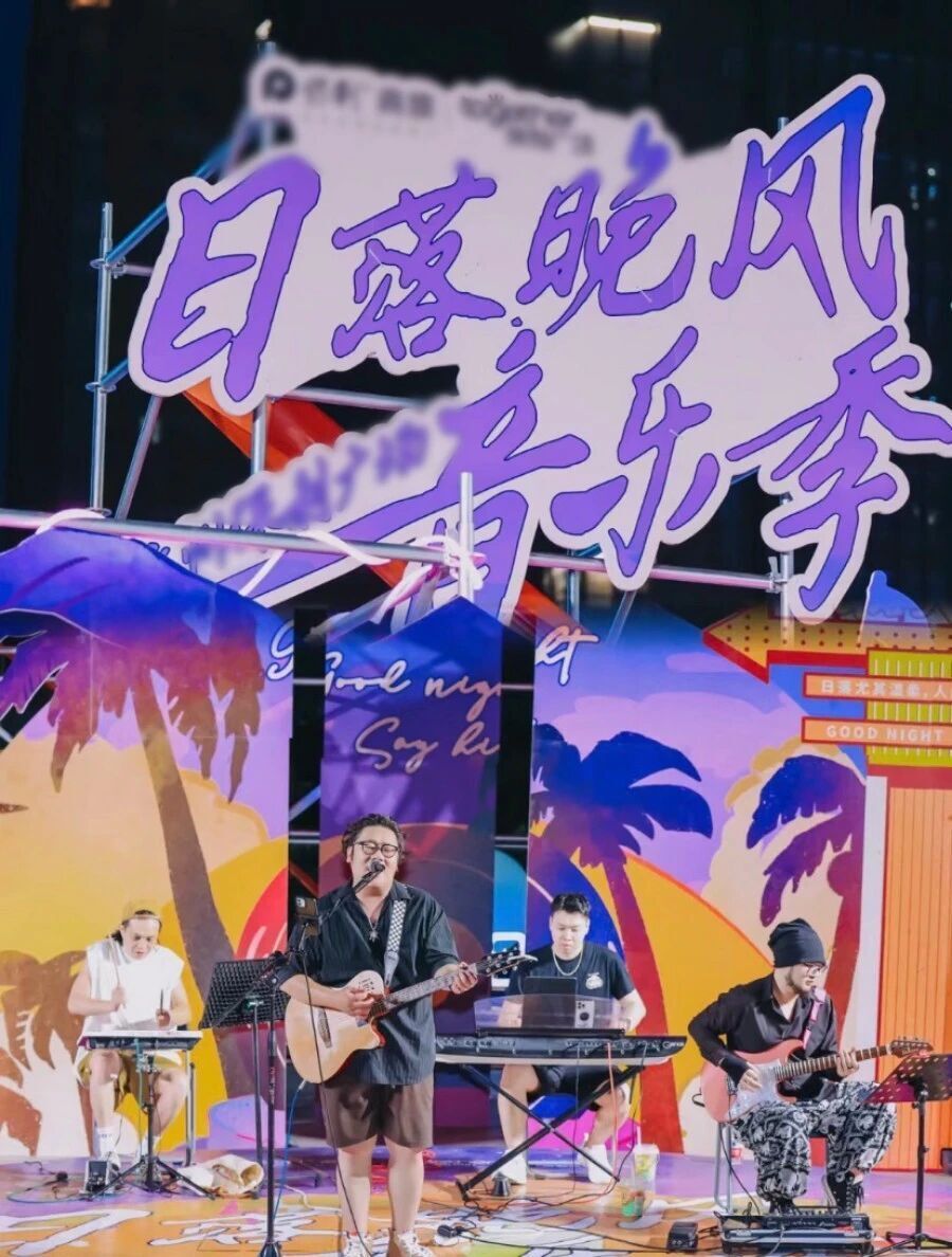 霍浩琳, 等经典曲目, 村中心广场