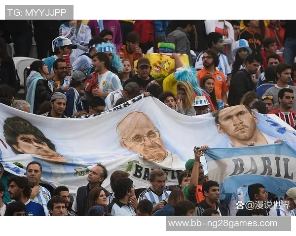 《足球球迷热议球星表现与赛场激情打造独特粉丝文化》